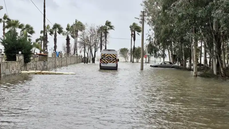 Göl Taşınca İlçeyi Vuran Felaket: Arabalar ve Evler Sular Altında Kaldı