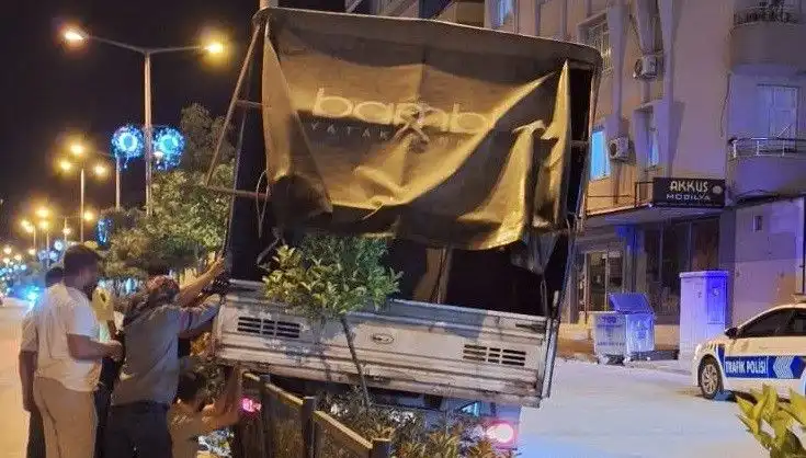 Kamyonetin Freni Boşaldı: Park Halinde Büyükkaza Sıkıntı Yarattı