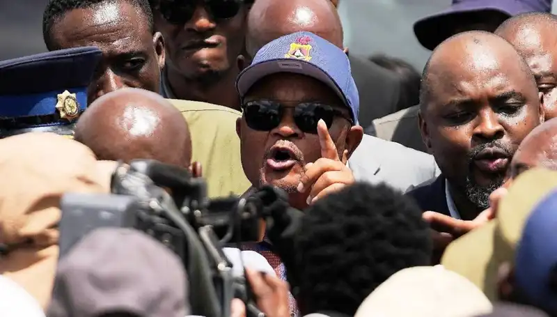 Güney Afrika'daki Çete Soruşturmasında Şok Gelişme: Polis Bakanı Görevden Alındı