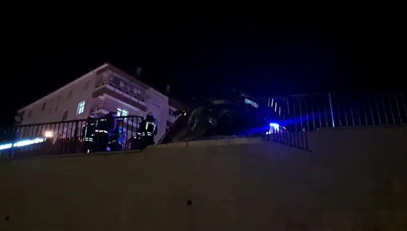 Kontrolden Çıkan Araç Bariyere Çarptı ve Asılı Kaldı!