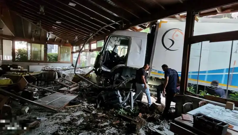 Freni Boşalan Kamyon Restorana Daldı: Korku Dolu Anlar