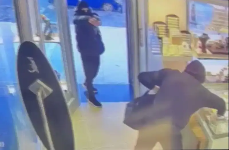 Ümraniye'de Maskeli Soygun Girişimi: Silahlı Haydutların Planı Neyi Hedefliyor?