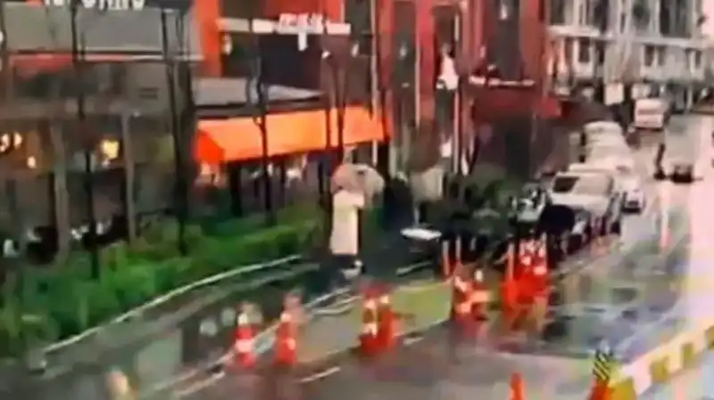 İstanbul'da Fırtınada Devrilen Tabela, Vatandaşların Korkulu Anlar Yaşamasına Sebep Oldu