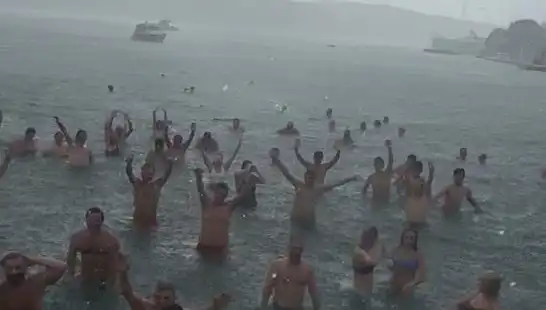 İstanbul’da Yağmura Rağmen Denize Girenlerin Sıra Dışı Keyfi!