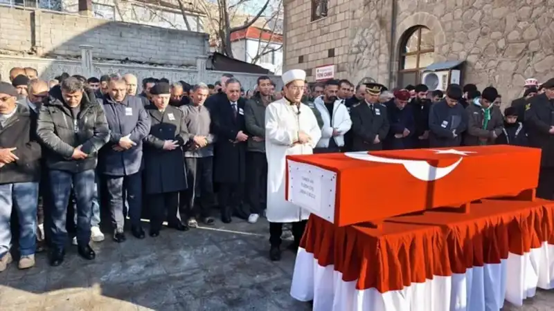 Şehit Cenazesinde Babayı Duygulandıran Anlar: Terliklerle Saf Tutması