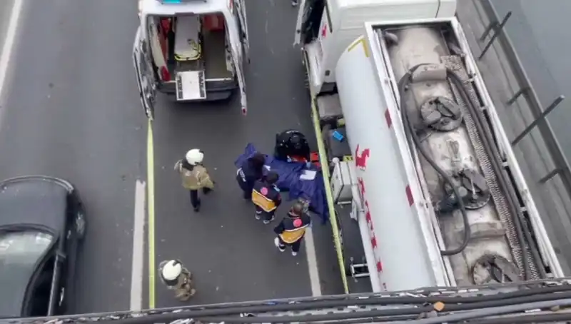 D-100'de Motosiklet Tankere Çarptı: Bir Hayat Kayıp!