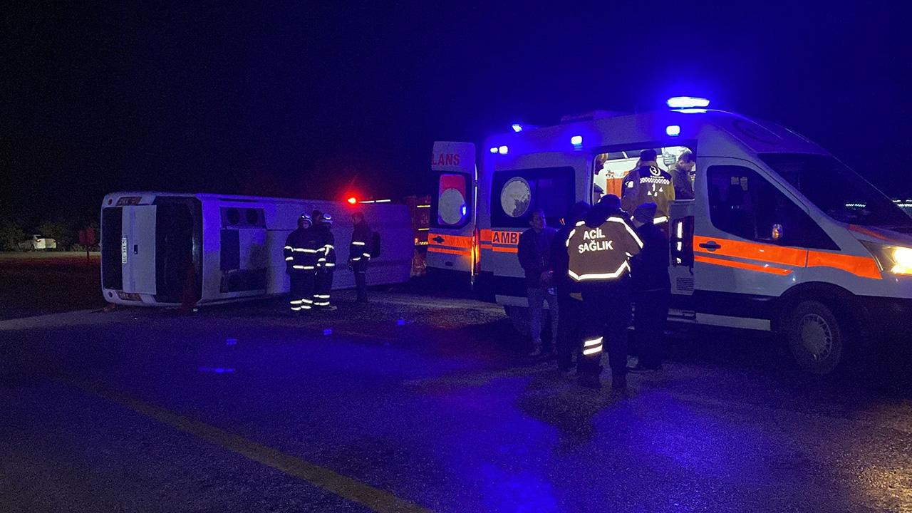 Cenazeye gitmekte olan midibüs devrildi: 1 ölü, 23 yaralı