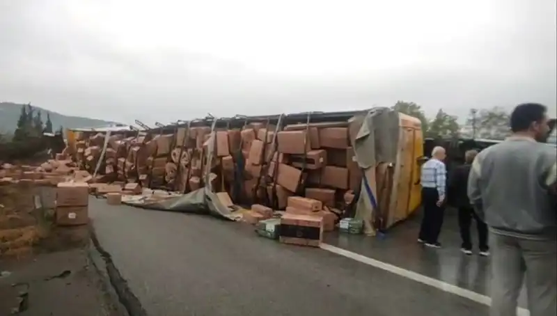 TEM Otoyolu'nda TIR Devrildi: Ankara Yolu Trafiğe Kapandı
