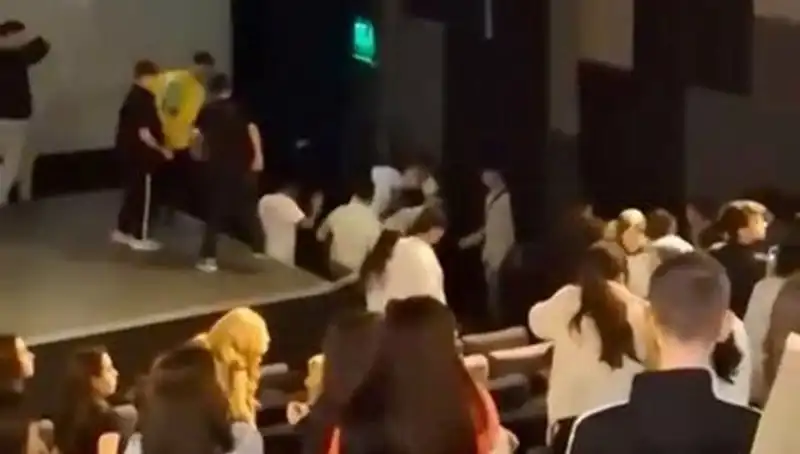 Rapçi Çakal'ın Konseri Sonrası Hayranları Arasında Çıkan Kavga Büyüledi!