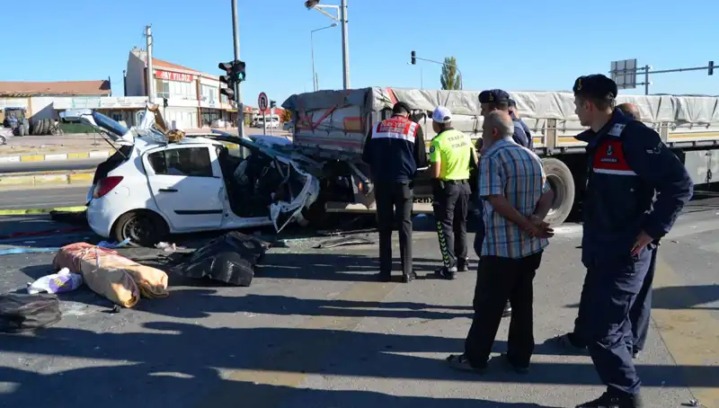 Kırmızı Işıkta Faciaya Yol Açan Kaza: Anne Hayatını Kaybetti, Oğlu Yaralandı
