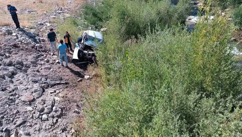 Sivas'ta Korkunç Kaza: Otomobil Dere Yatağına Uçtu, İki Can Gitti