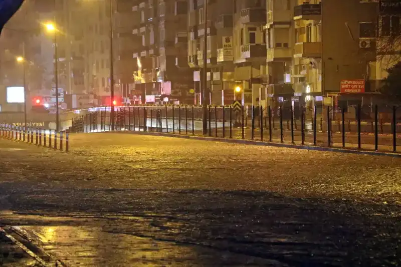 Antalya'da Dolu Yağışı Sonrası Sokaklar Göl Oldu, Araçlar Mahsur Kaldı!