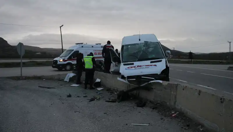 İşçi Servisi İstitat Duvarına Çarptı: Kazada Yaralılar Var