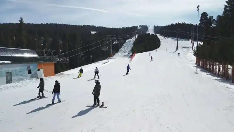 Sarıkamış'ta Bahar Mevsiminde Kayak Keyfi: Ziyaretçi Akını Başladı!
