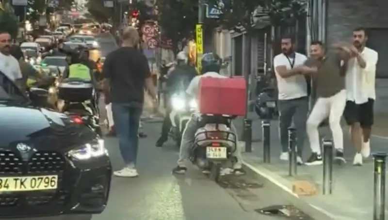 Nişantaşı'nda Yol Verme Kavgası: Sopayla Kadınla Tartışma Büyüdü