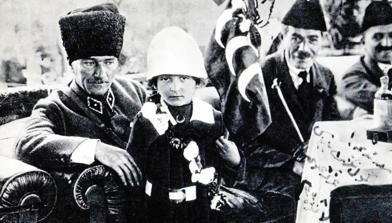 Unutulmaz Fotoğrafın Hikayesi: O Şapkanın Altında Bir Bayram Doğdu