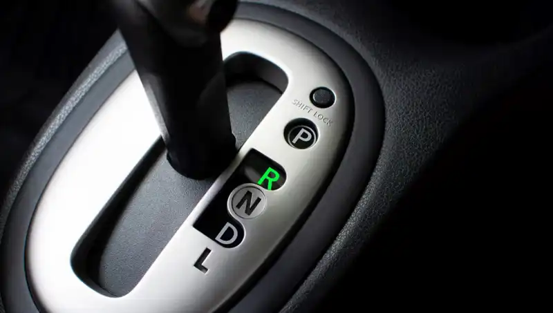 Geri Viteste Bırakılan Araç, Mobilya Dükkanına Çarparak Büyük Hasara Yol Açtı