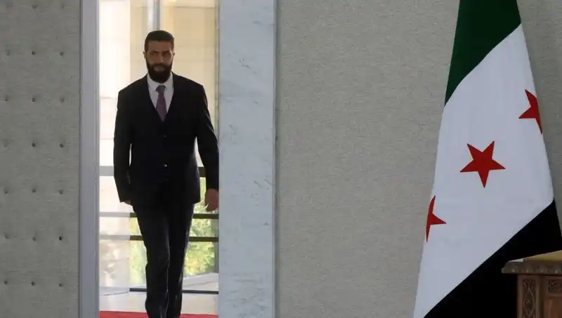 Paris’te Şara-Macron Zirvesi: Fransa, Yeni Suriye İnşasına Desteğini Açıklıyor