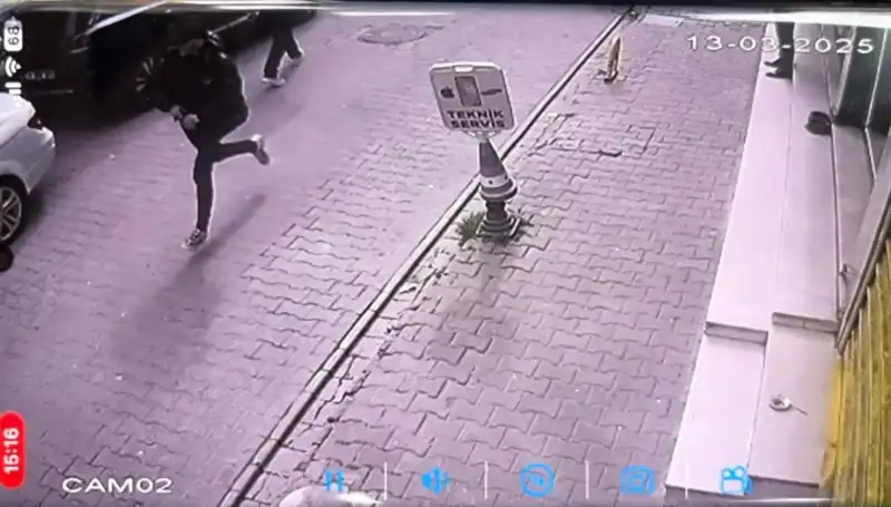 İstanbul’da Silahlı Saldırı: Bacağından Vurulan Genç Hayat Mücadelesi Veriyor