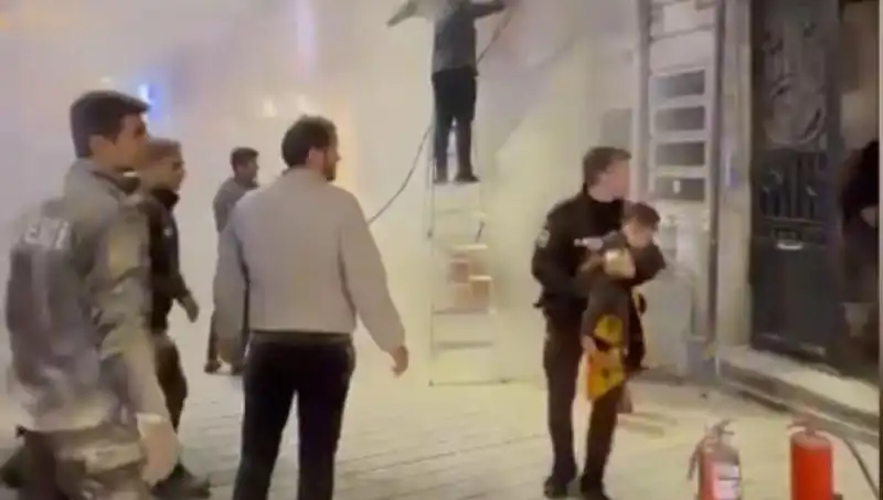 Beyoğlu'nda Büfe Yangını: Kahramanlar İçerideki Çocuğu Kurtardı