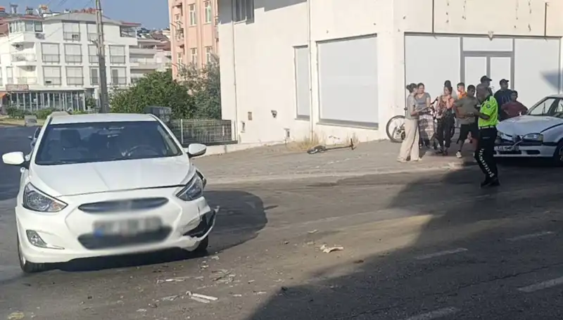 Antalya'da Feci Kaza: İki Otomobil Çarpıştı, Yaralılar Hastaneye Kaldırıldı