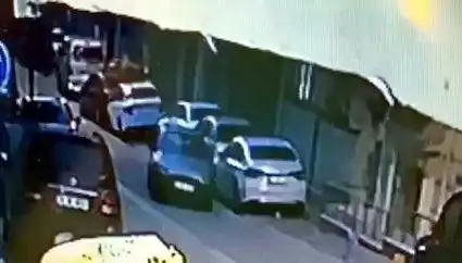 Esenyurt’ta Park Halindeki Araçlara Çarpıp Kaçan Sürücü Aranıyor!