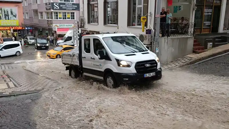 Şiddetli Yağışlar 10 Dakikada Su Baskınlarına Neden Oldu