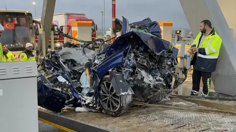 Silivri’deki Feci Kaza: Otomobil Gişe ile Otobüs Arasında Sıkıştı, Can Kayıpları Var!
