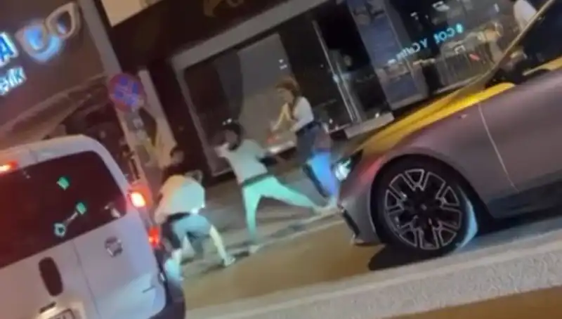 Cadde Boks Ringine Dönüşüyor: Şehirde Yumruklar Havada Uçuştu