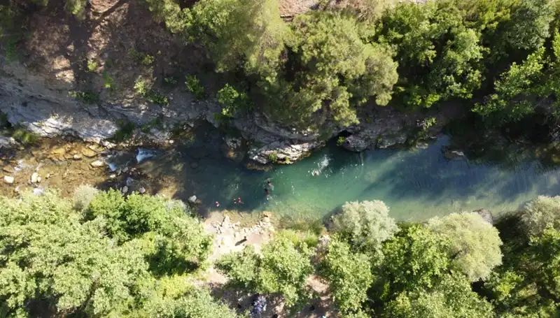Adana'nın Sıcakları Nemle Gerildi, Yaylacılar Doğal Sularla Ferahladı