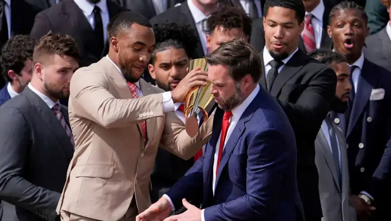 Vance’ın Beyaz Saray Sakarlığı: Şampiyonluk Kupasını Düşürmesi Büyük Tepki Çekti