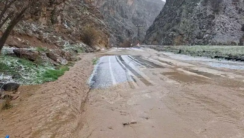 Tunceli’de Dolu ve Sağanak Yağışlar Hayatı Felç Etti