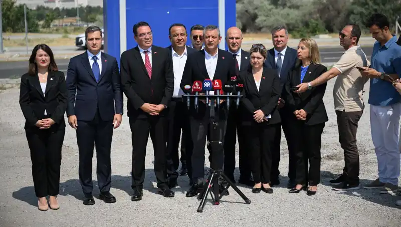 Özgür Özel TUSAŞ'ta Geleceğin Havacılık Yıldızlarını İnceledi