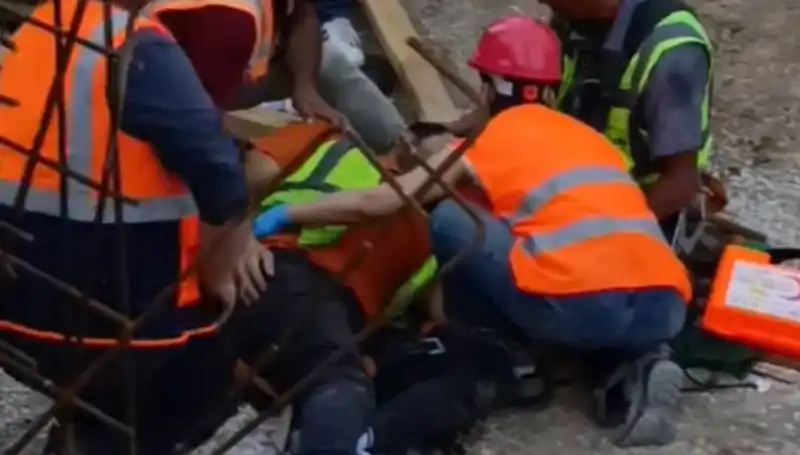 Adana'da İnşaat Faciası: İki İşçi Yaralandı, Tedavi Altına Alındı