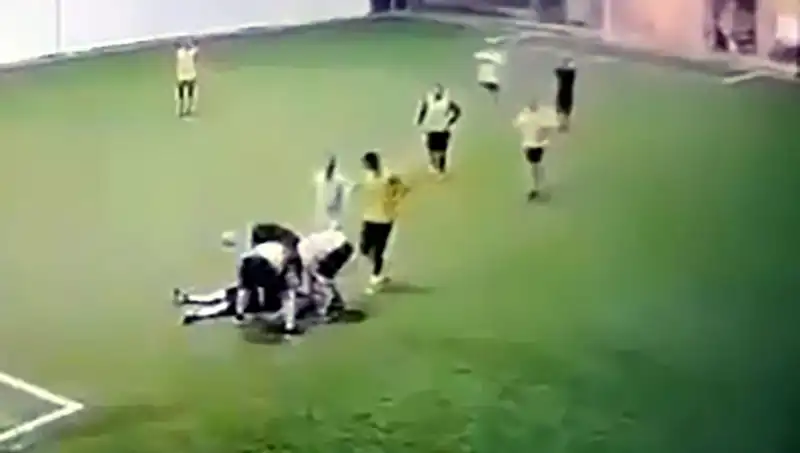 Adana'da Halı Sahada Yaşanan Üzücü Olay: 3 Çocuk Babası Hayatını Kaybetti