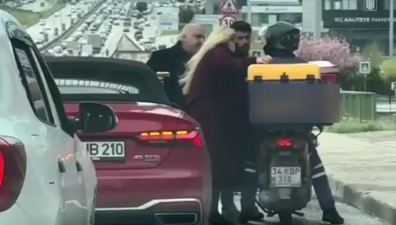 D-100'de Korkutan Olay! Motokuryeye Silah Çeken Sürücü Dehşet Saçtı