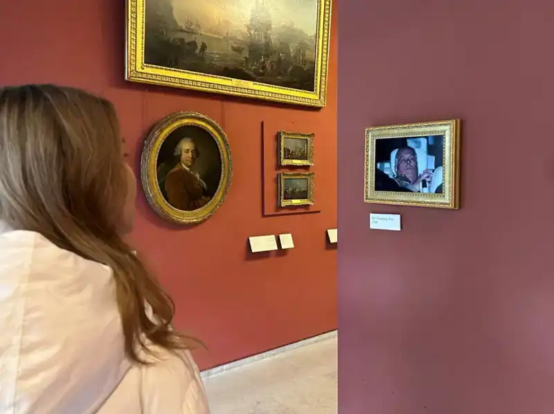 Eski Prens Andrew’un Polis Arabasındaki Fotoğrafı, Louvre Müzesi’ni Şaşkına Çeviriyor