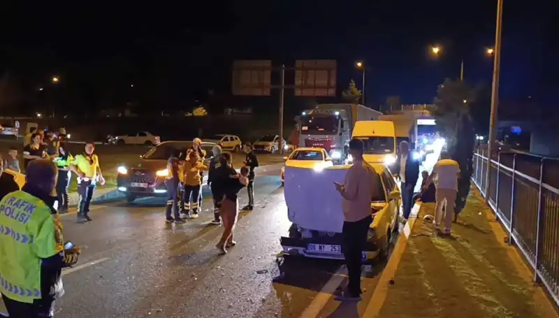 Otoyolda Geri Dönüş Yapan Araç Kaza Yaptı: İkisi Çocuk Dört Yaralı