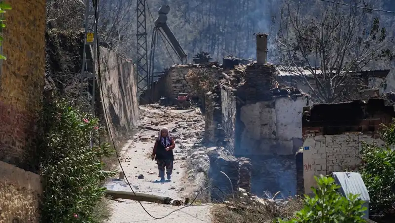 İzmir ve Bilecik'te Yangın Faciası: 415 Bina Yok Oldu