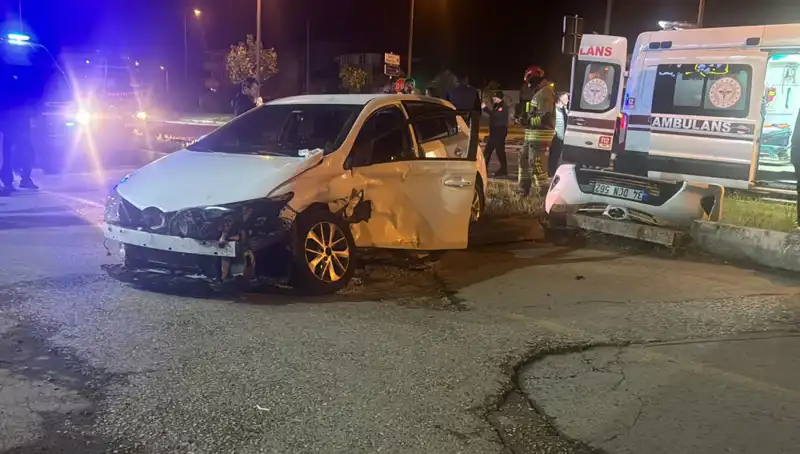 Pikap ile otomobil çarpıştı: Kaza anı güvenlik kameralarına yansıdı