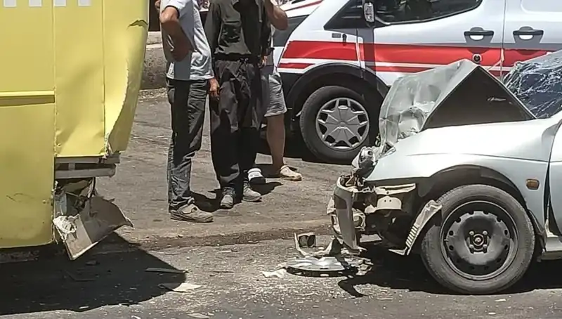 Halk Otobüsü ile Otomobil Çarpıştı: İki Yaralı, Olay Anı Korkuttu!