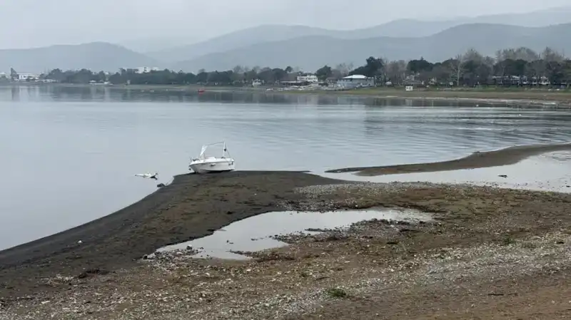 İznik Gölü'nde Kuraklık Alarmı: Yağışlara Rağmen Suyun Çekilmesi Devam Ediyor