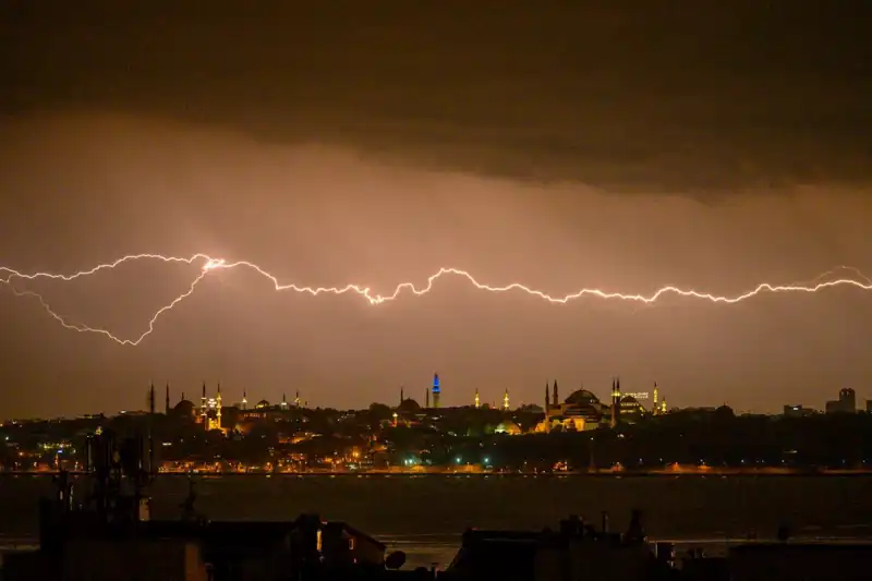 İstanbul'da Şok Hava Değişimi: Sıcaklık 22 Derece Birden Düşebilir!