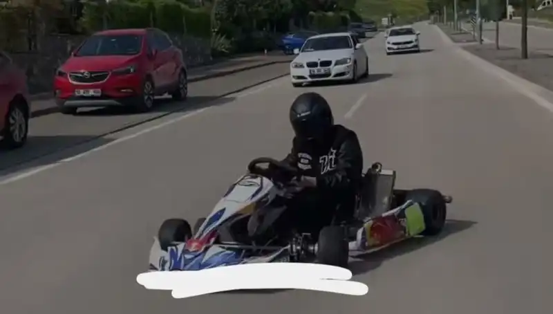 Go-Kart Sürüşünde Tehlikeli Drift: İnanılmaz Anlar Yolda Aşk ve Heyecanı Birleştiriyor!