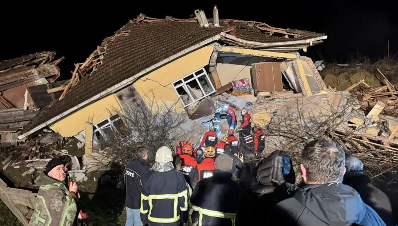 Sinop'ta Meydana Gelen Heyelan Üç Evi Yerle Bir Etti