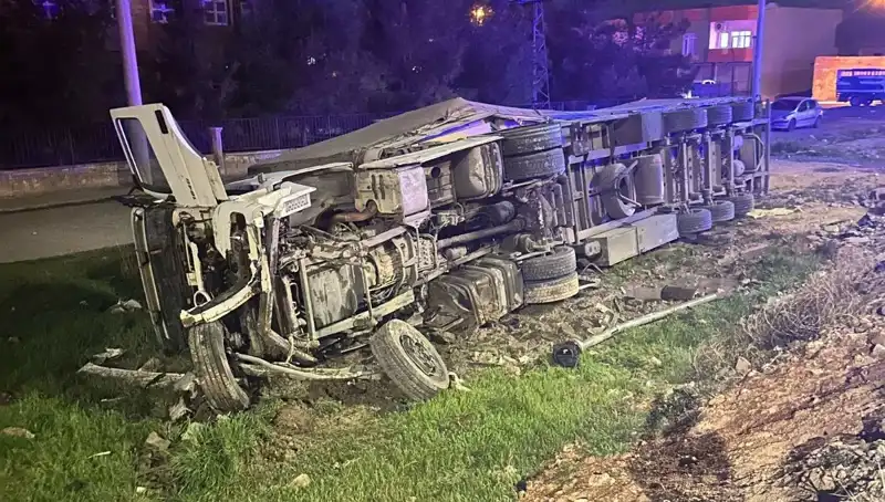 TIR Devrildi: Kazada 6 Yaralı, Olayın Detayları Ortaya Çıktı!