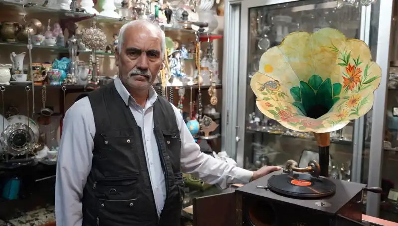 44 Yıldır Antikacılık Yapan Ustanın Asırlık Gramofonlarıyla Dolu Dünyası