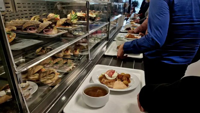 Endonezya'da 846 Öğrenci Ücretsiz Yemekten Zehirlendi: Sağlık Skandalı!