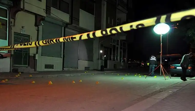 Aksaray'da Şok Kaza: Fren Yerine Gaza Bastı ve Markete Daldı