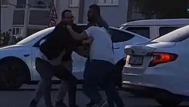 İstanbul’da Tekmeli Yumruklu Yol Verme Kavgası: Sokaklar Böyle Şenlendi!